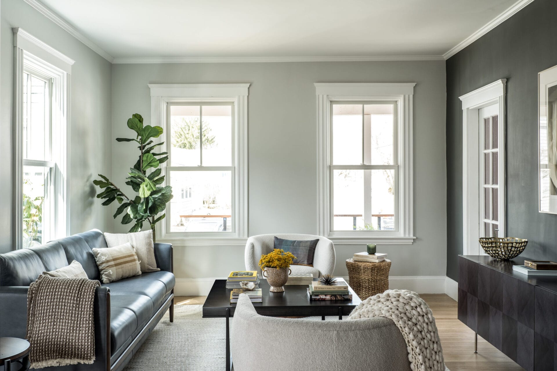 Sitting room with molding
