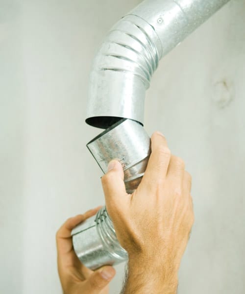 Ống dẫn đi xuống từ máy hút mùi.