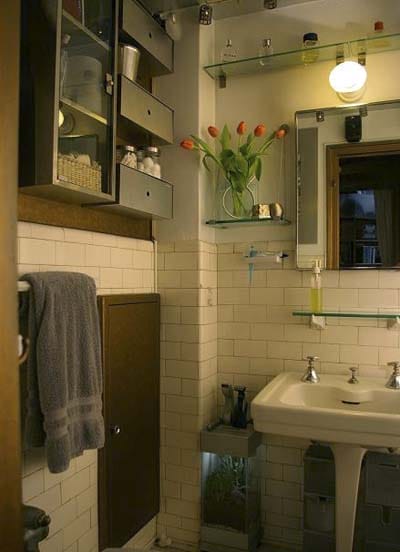 A small well-organized bathroom