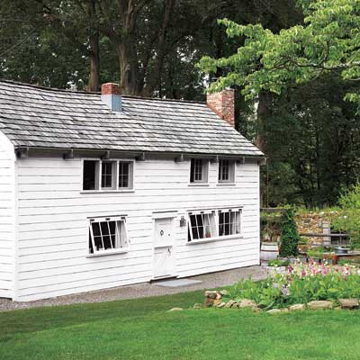 A white carriage house