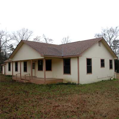 A white house in a pasture