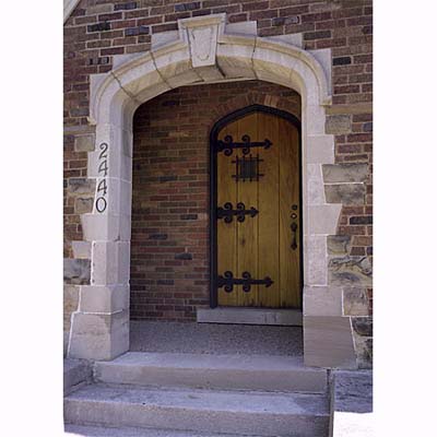 Image of a tudor arch entryway