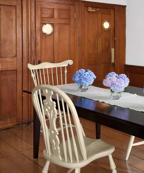 A dining room with restaurant doors 