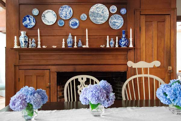 A dining room decorated with blue hues