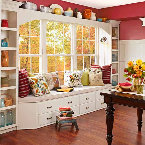A window seat with throw pillows