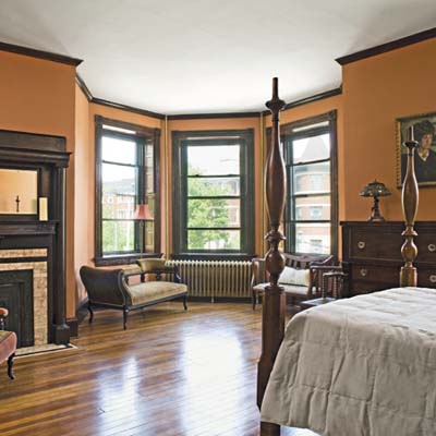 A view of a sitting area in the bedroom