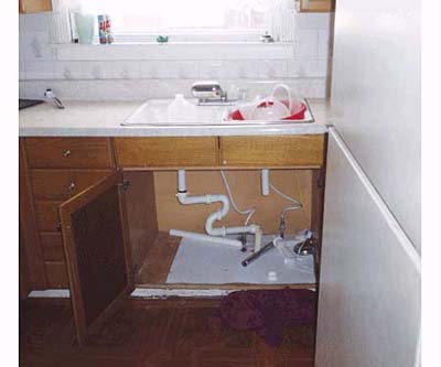 Plumbing s-trap installed incorrectly with confusing pipe configuration.