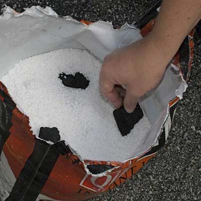 charcoal added to a bag of deicer to keep it from clumping