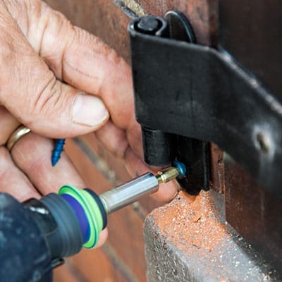 A man fastens a pintle.