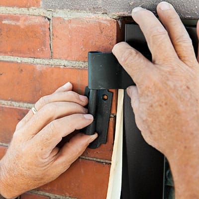 A man sets a pintle.