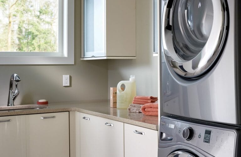 an electrical outlet in a laundry room