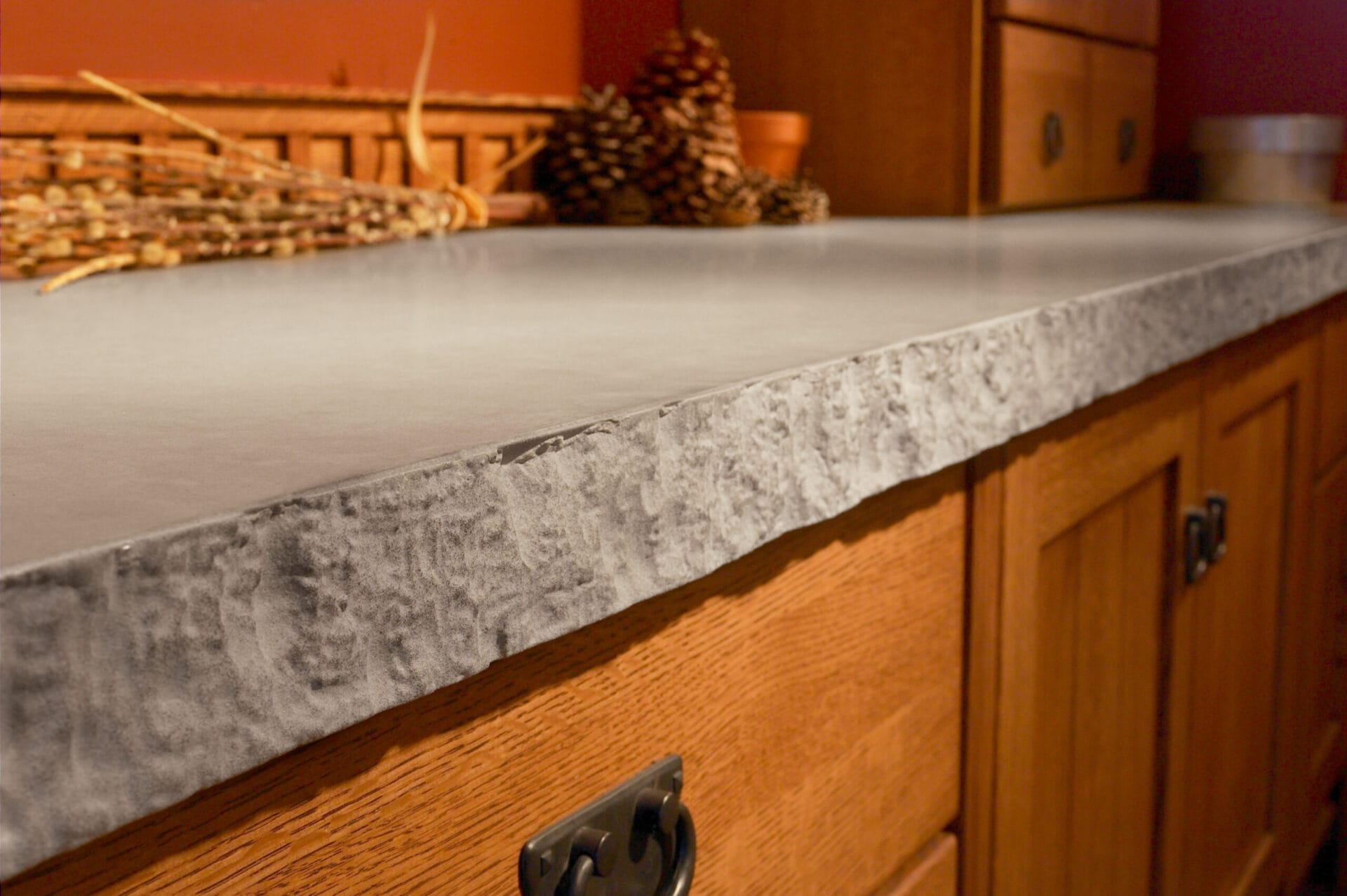 Quartz edge profile showing chiseled raw texture treatment.