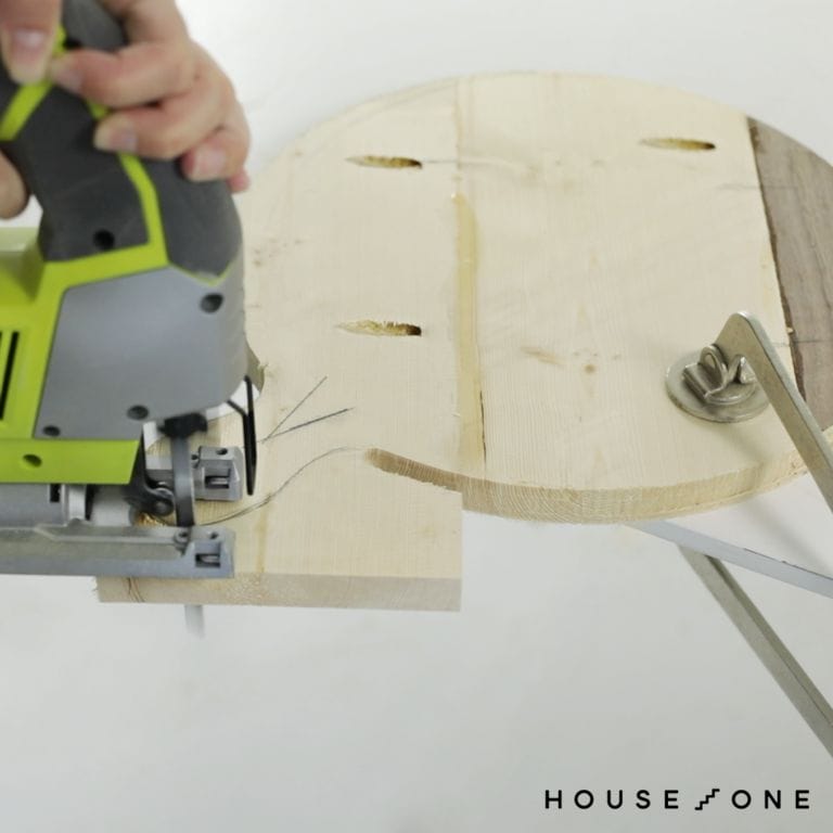The handle is cut out without using the circle jig.