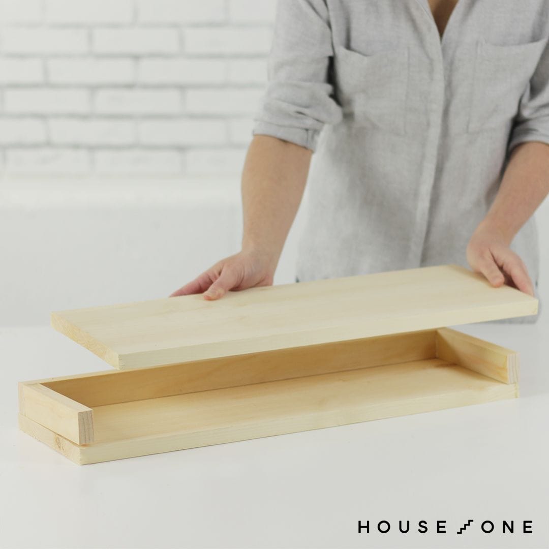The floating shelf with the spacer is assembled.