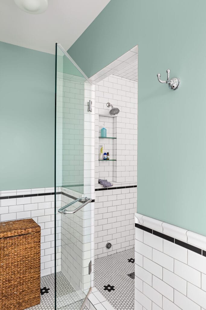 A steam shower in a bathroom