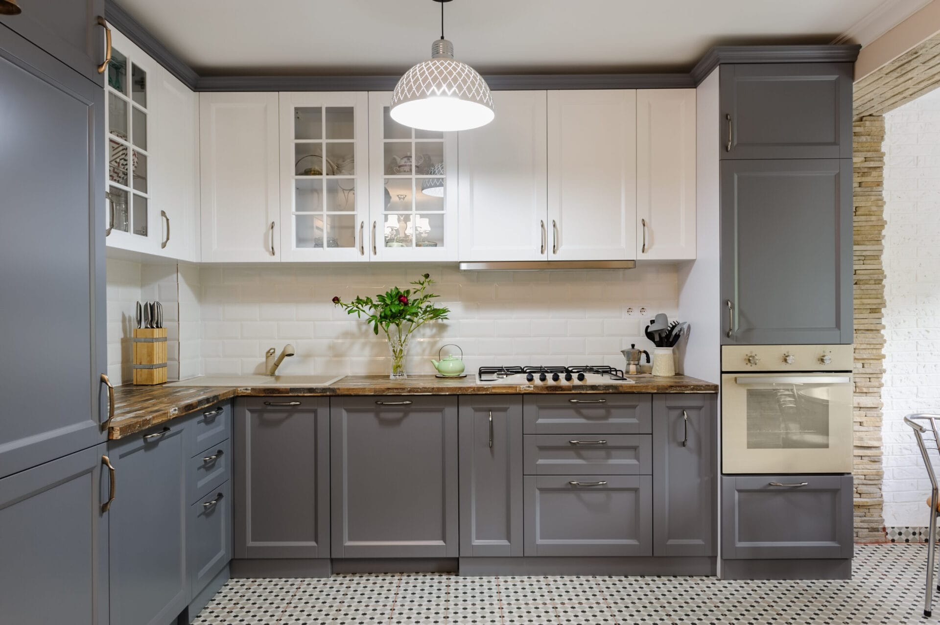 Kitchen with two-toned cabinets