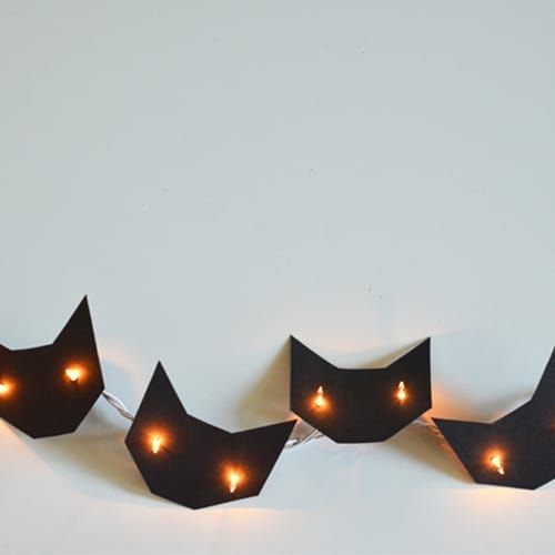 Light bulbs with a cat design on a string.