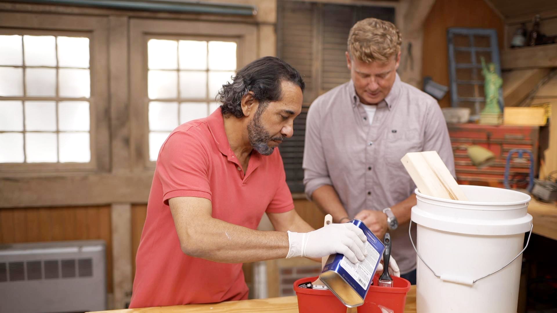 S20 E4, Mauro Henrique cleans dried up paintbrushes