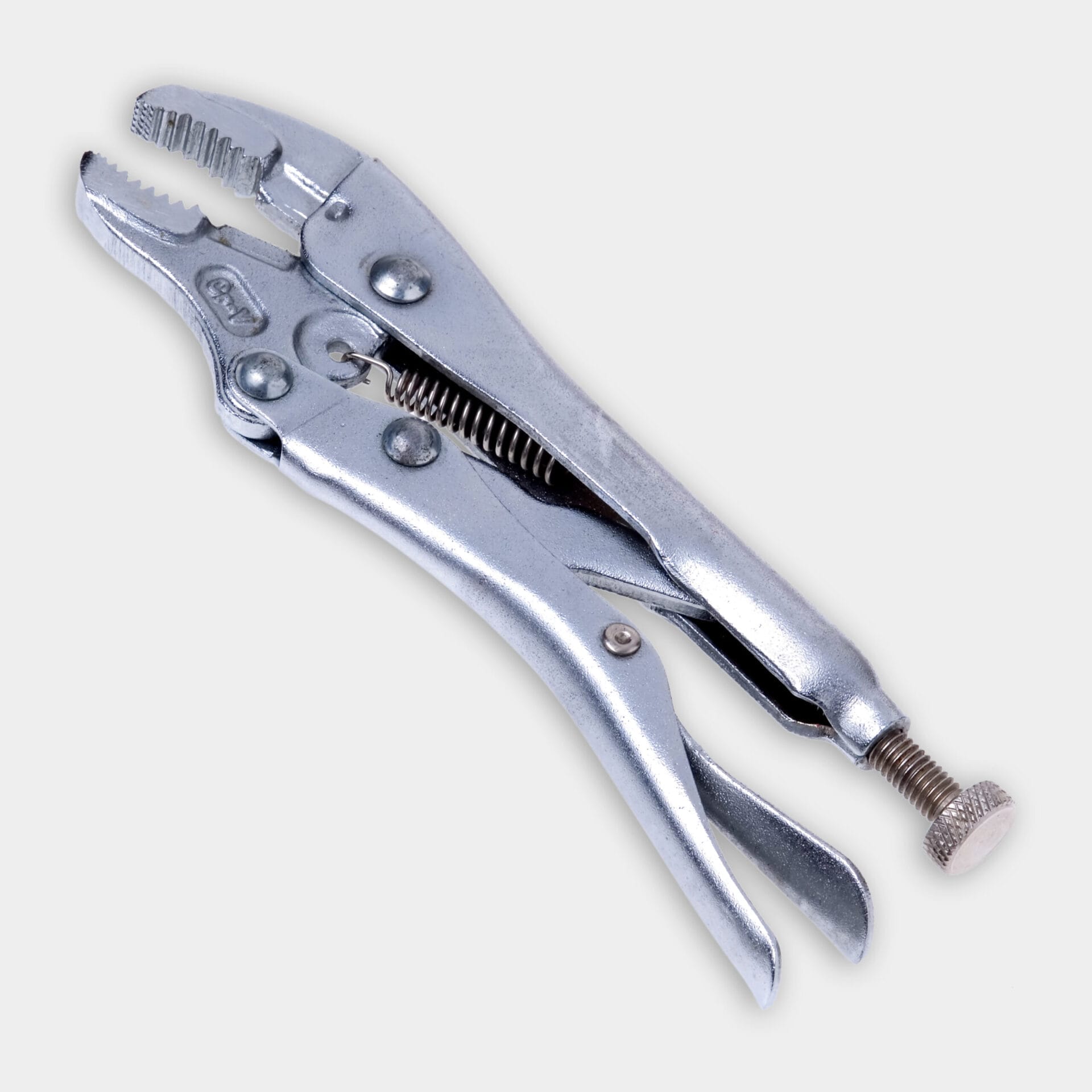 Self locking pliers