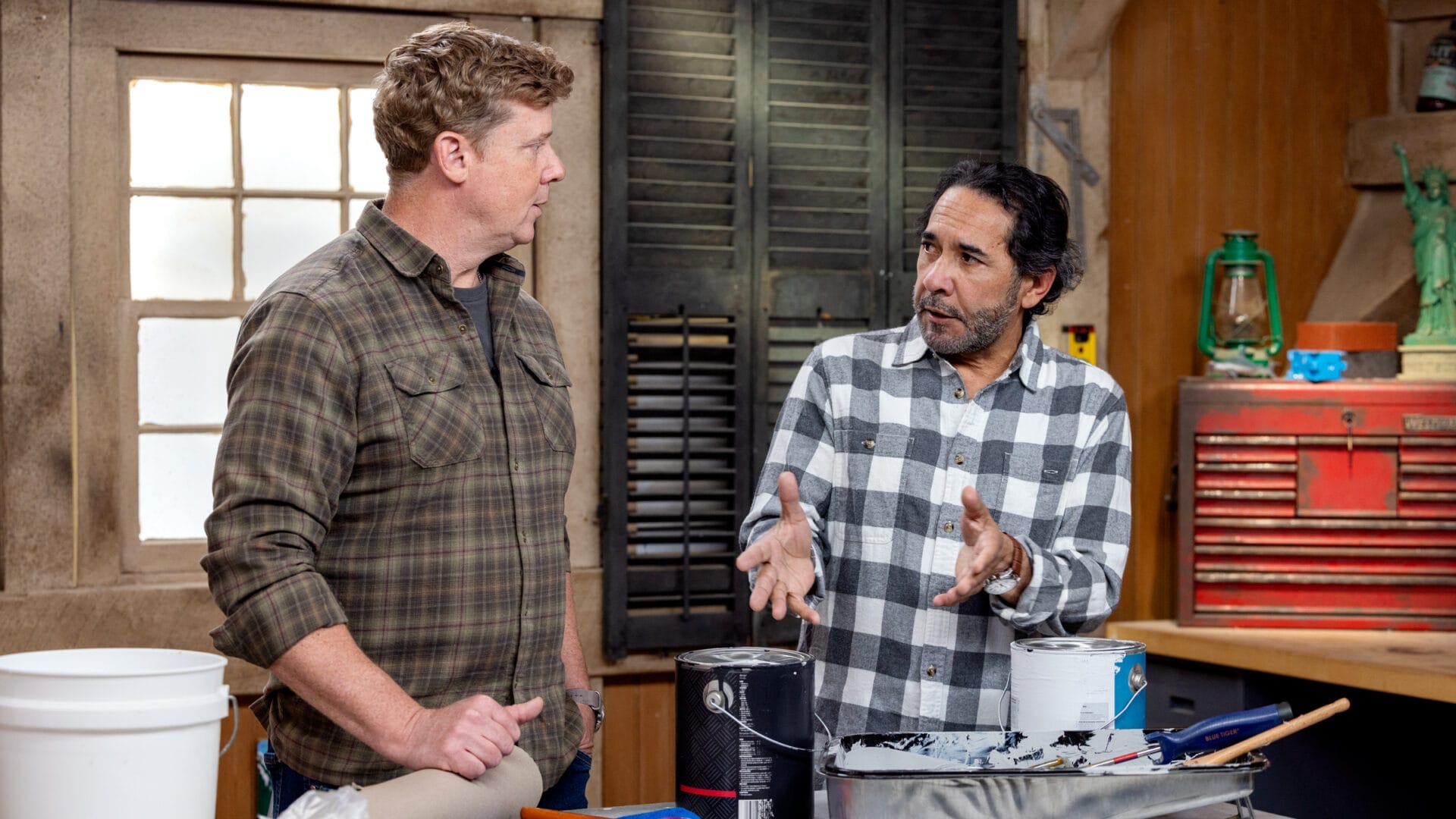 S21 E22, Mauro Henrique teaches Kevin O'Connor about paint cleanup