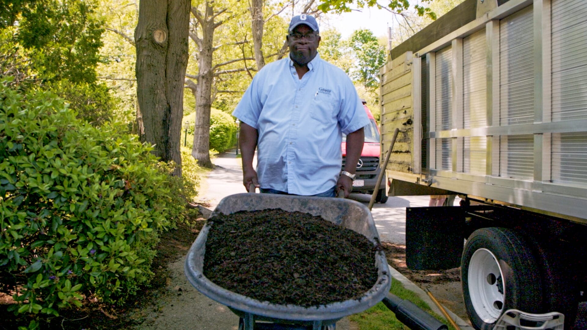 S22 E3: Lee Gilliam pushes a wheelbarrow