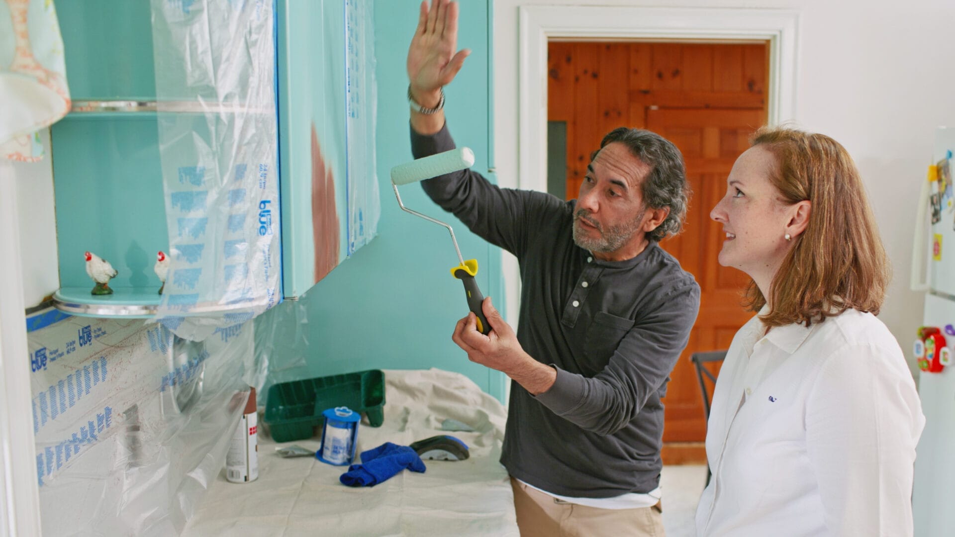 S22 E2: Mauro Henrique helps repaint metal kitchen cabinets