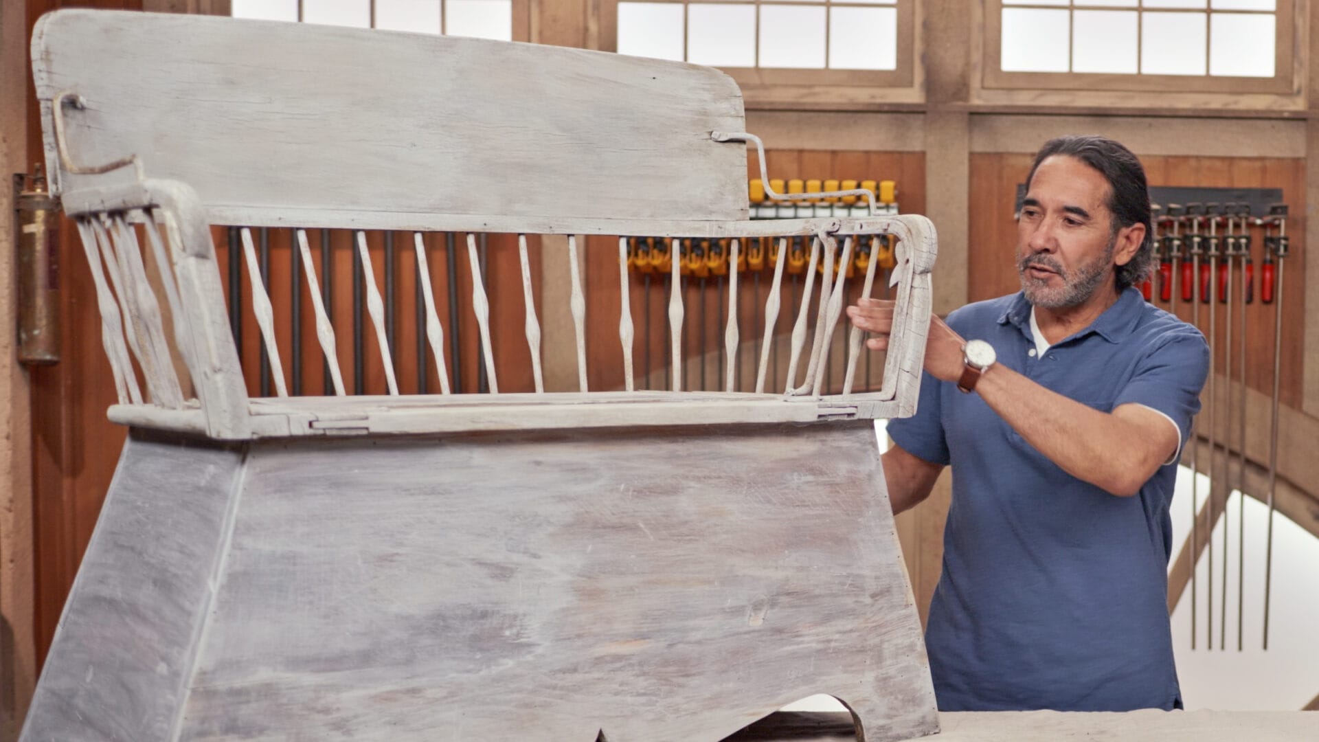 S22 E6: Mauro Henrique whitewashes an outdoor bench