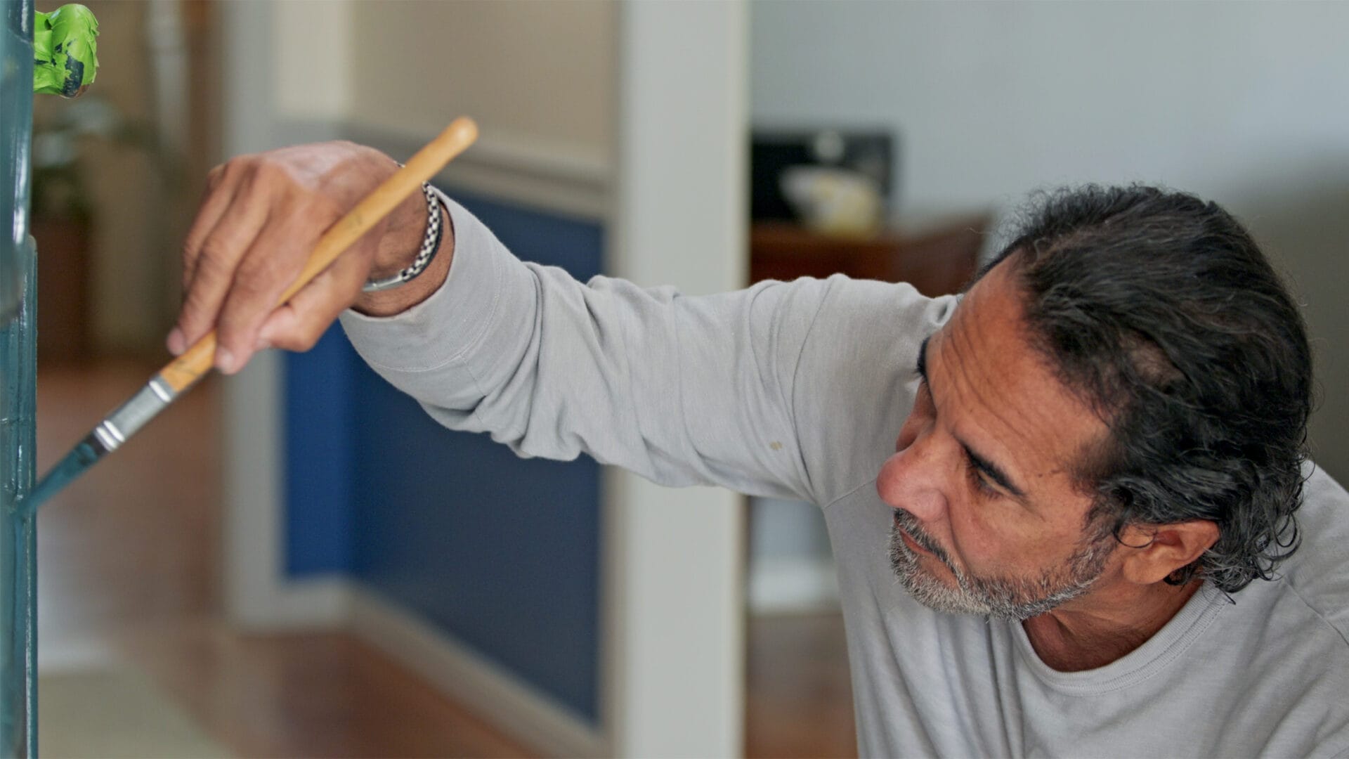 S22 E9; Mauro Henrique paints a front door