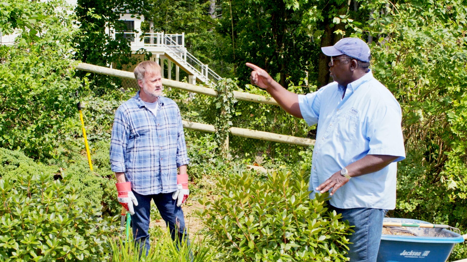 S22 E15: Lee Gilliam cleans up an overgrown backyard