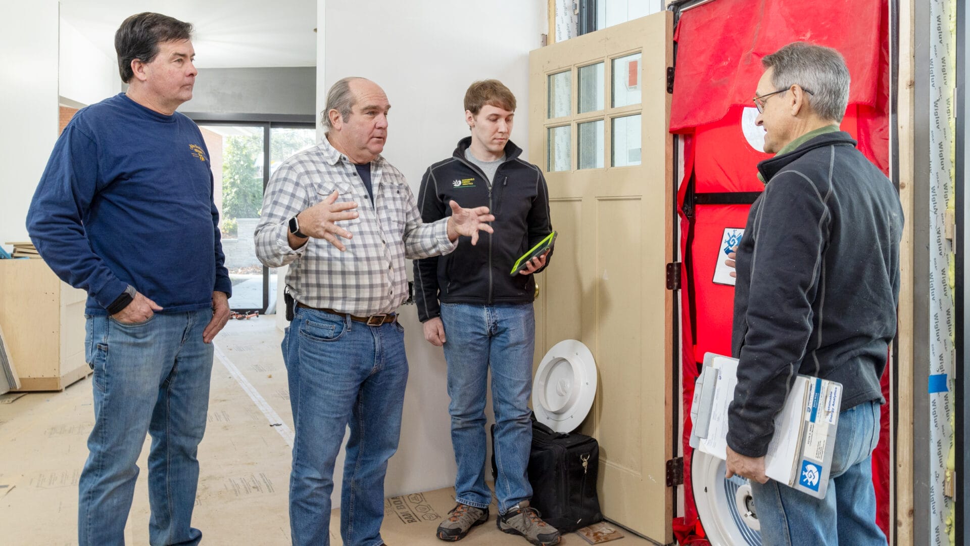 S45 E15: Charlie Silva and Richard Trethewey sit in on a blower door test