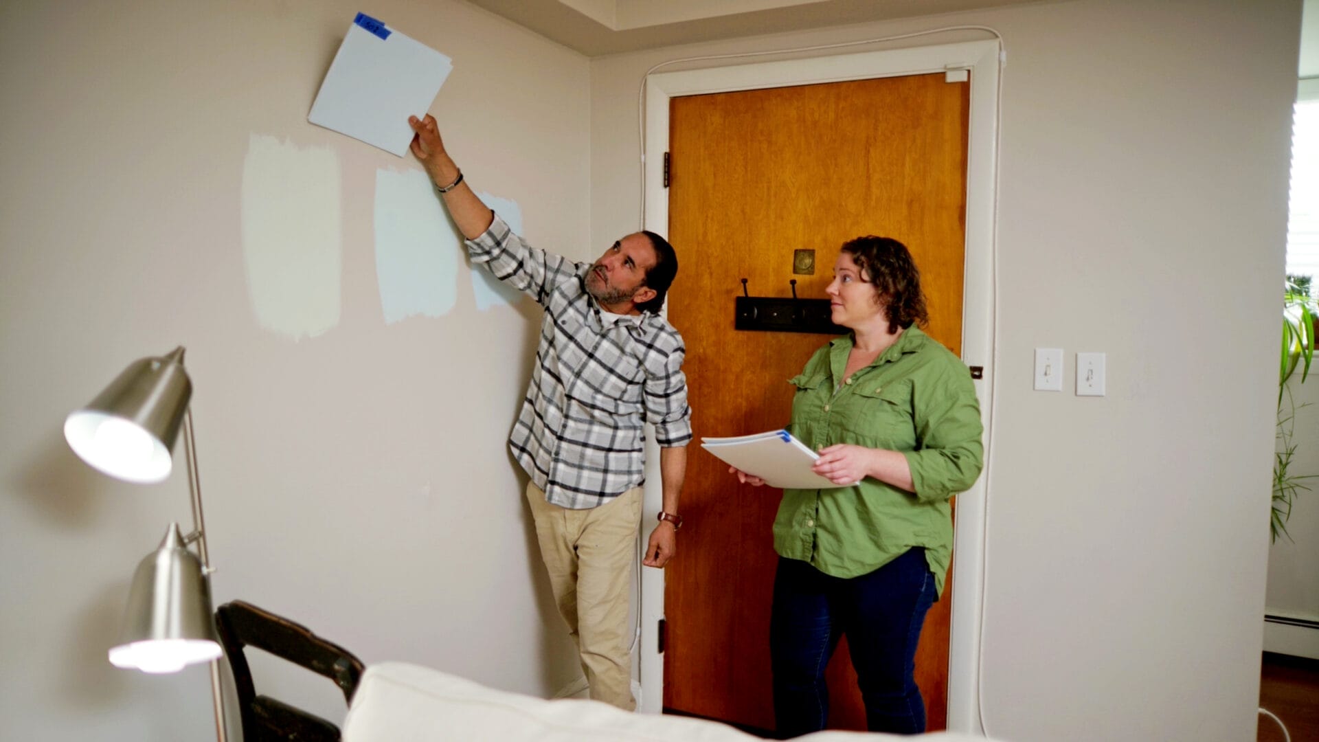 S22 E22: Mauro Henrique shows paint samples to brighten a home