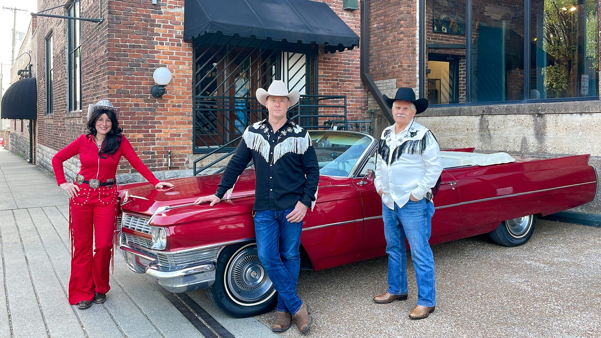 S46 E1: Jenn Nawada, Kevin O'Connor, and Tom Silva decked out in Nashville Country fashion