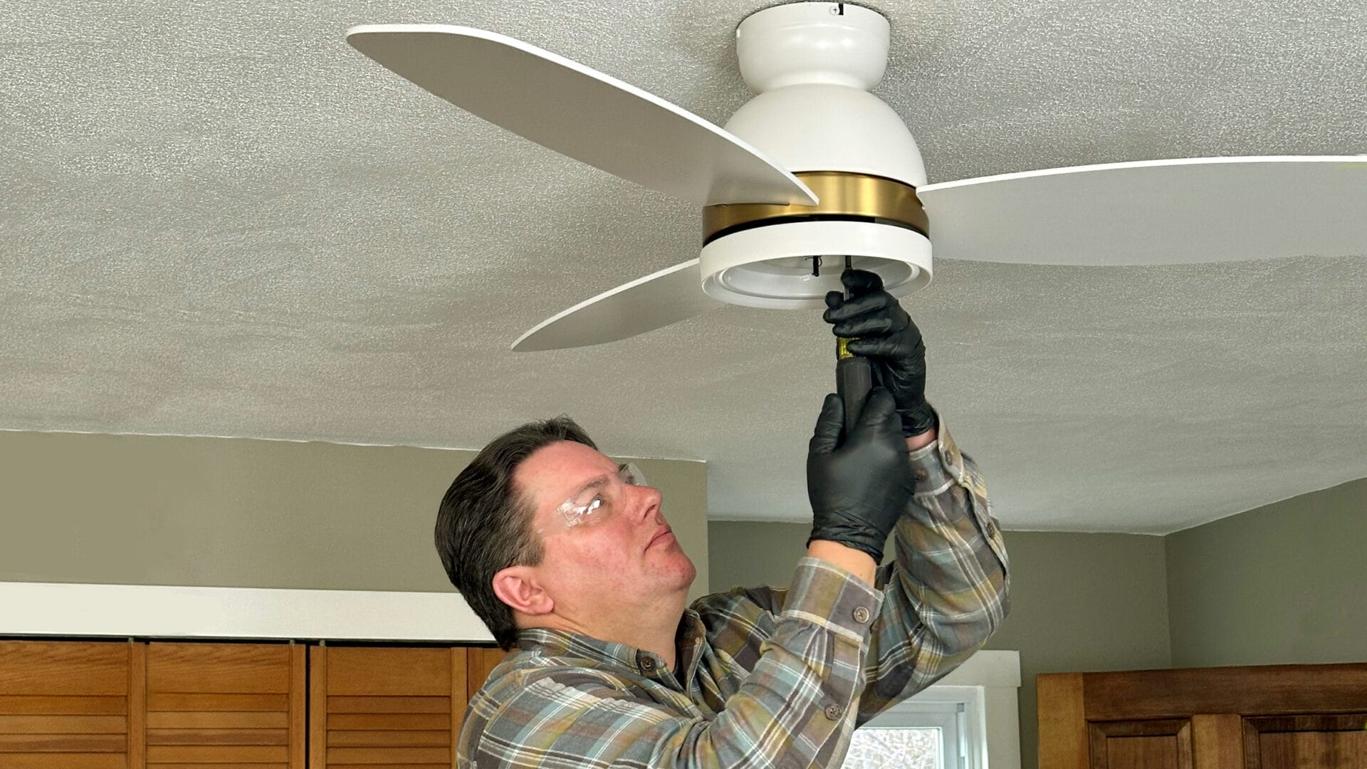 S23 E6: Heath Eastman replaces a ceiling fan