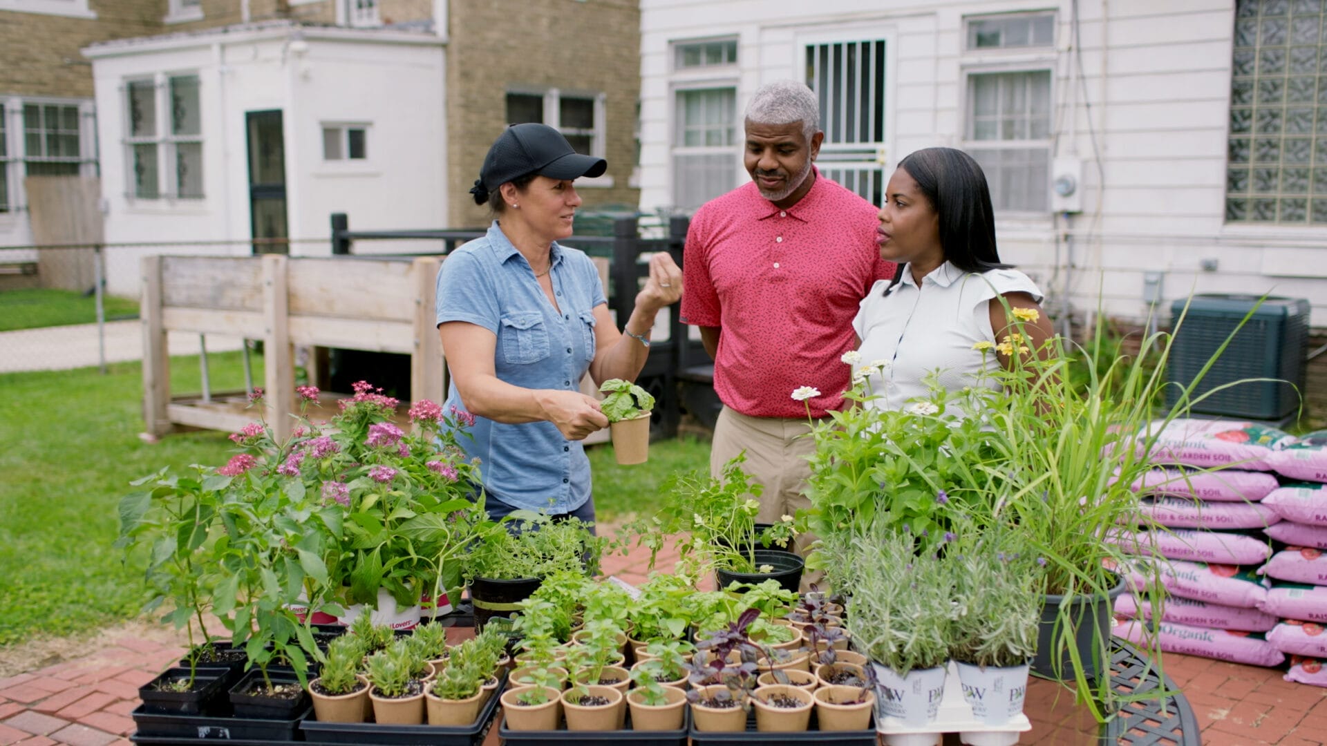 S23 E22: Jenn Nawada creates an elevated herb garden