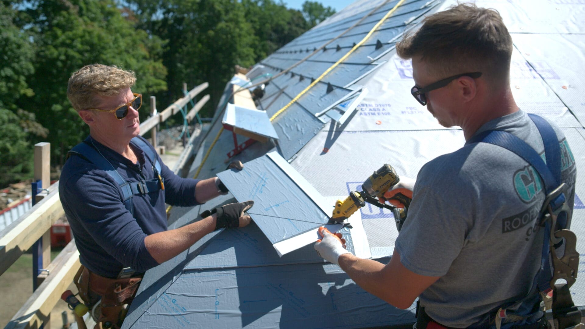 S46 E19: Roofing contractor Tommy Santos and Kevin O'Connor install a shingle style metal roof
