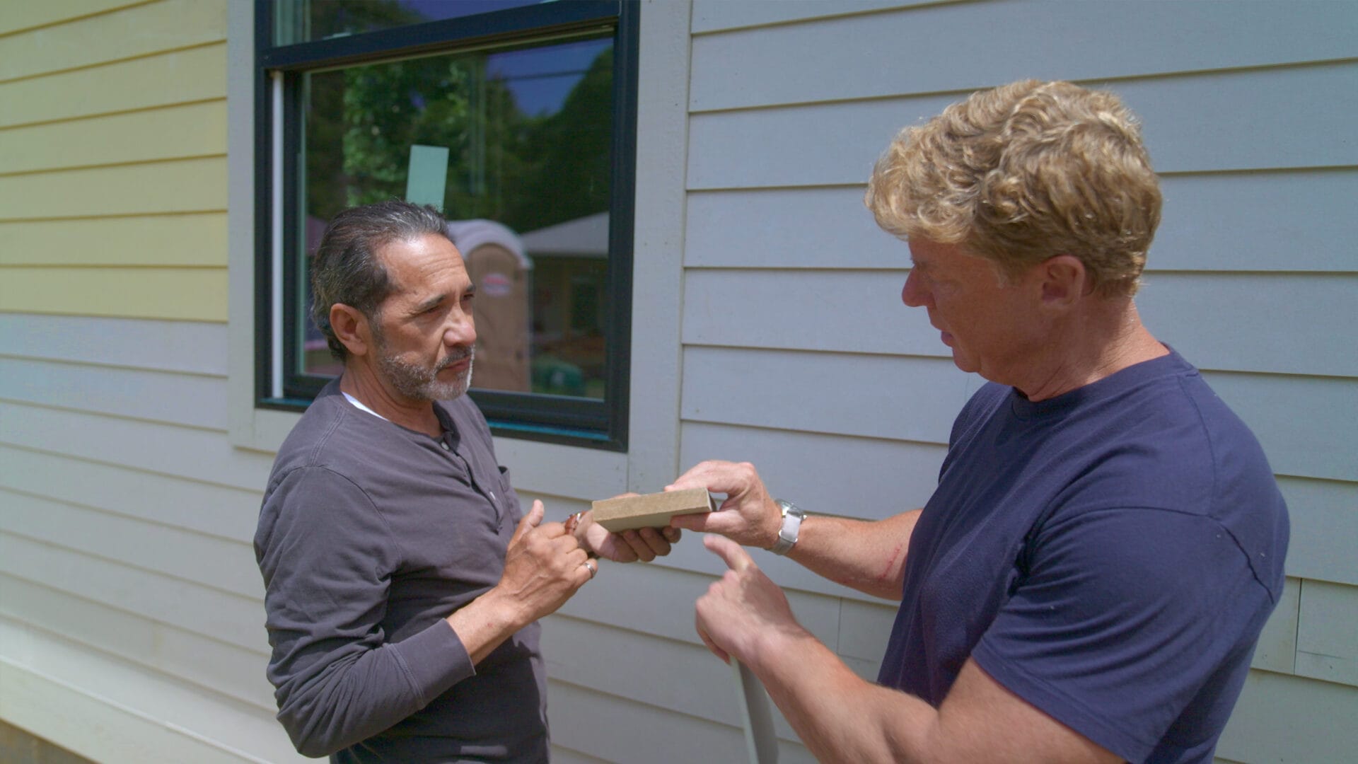 S47 E8: Mauro Henrique shows Kevin O'Connor some fiber-cement siding