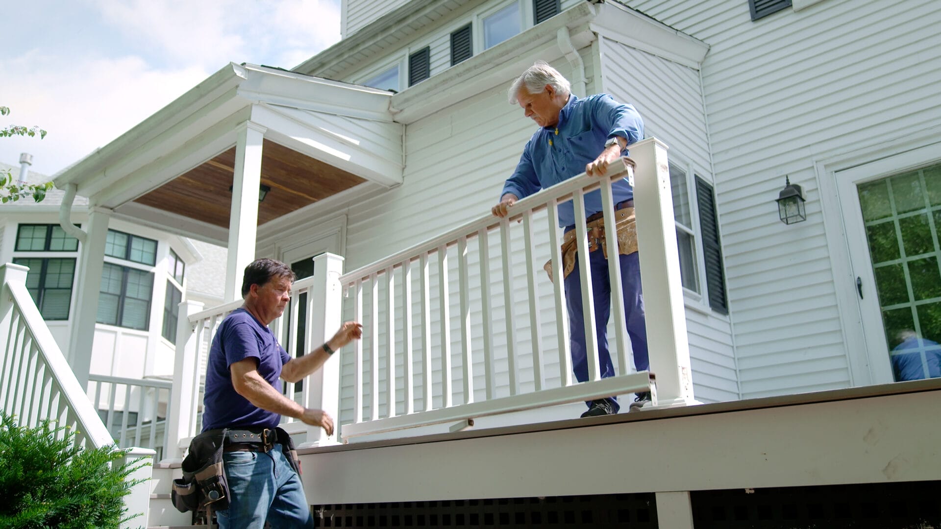 S47 E12: Tom and Charlie Silva remove a deck railing