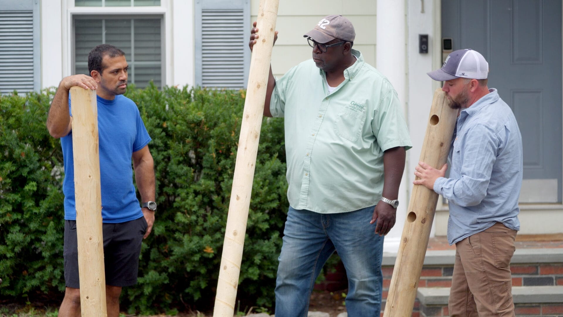 S24 E14: Nathan Gilbert and Lee Gilliam install a split rail fence in a front yard